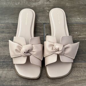NIB March Fisher Beige Bow-Front Sandals (sz 8.5)